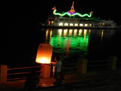 notre première lanterne de Loy Kratong