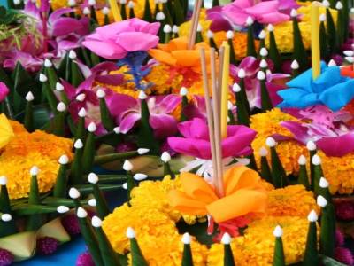 les barges offrandes avec des fleurs, de l'encens et des bougies