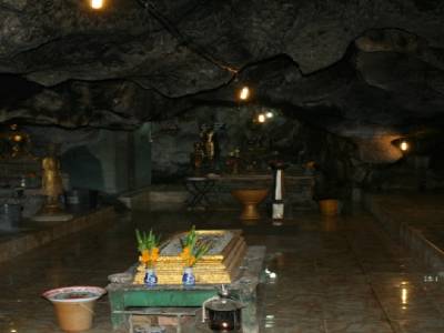 temple construit dans une grotte