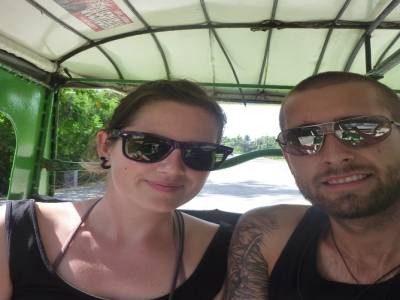 Dans un tricycle en direction du port pour Honda Bay