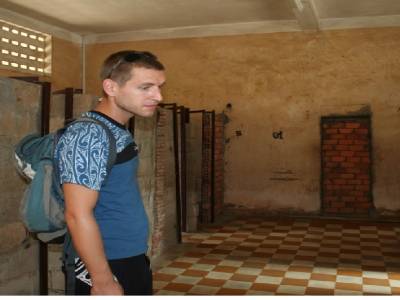 Yohann devant les cages minuscules
