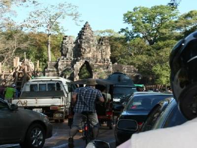 les embouteillages devant la porte de Angkor Thom