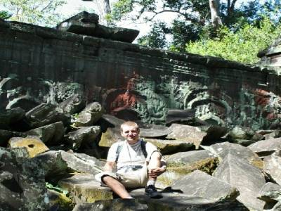 Yohann au milieu des ruines