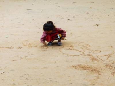 des enfants qui dessinent sur le sol