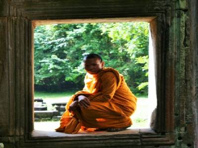 moine posant à Banteay Kdei