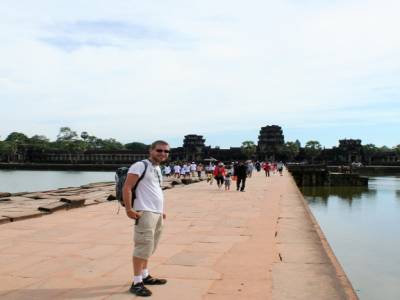 Yohann devant l'entrée de Angkor Vat