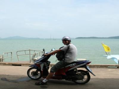 en scooter, face à la mer