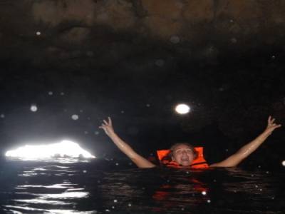 dans la grotte d'émeraude