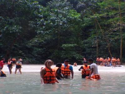 arrivés dans la petite plage cachée