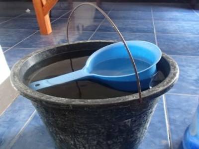 Un seau d'eau de pluie pour se laver
