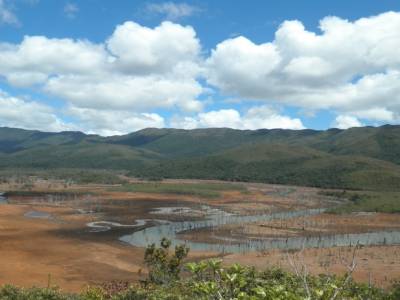 la rivière vue du haut de la colline
