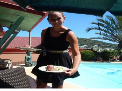 repas au bord de la piscine