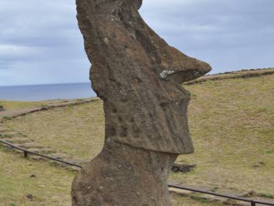 Un MOAI dans la carrière de RANO RARAKU
