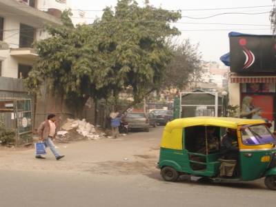 Un Touktouk de passage dans le quartier