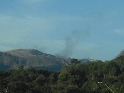 Le volcan menacant au loin