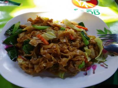 Marché du Grand Palais - fried noodles with vegetables