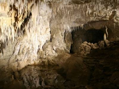 rivière souterraine et milliers de stalagmites