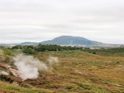 vallée géothermique : fumeroles et volcans