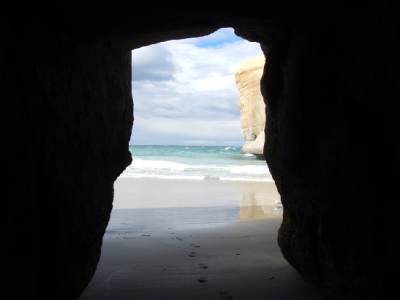 dans une grotte de tunnel beach
