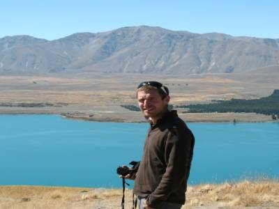 Yohann devant le lac fluo