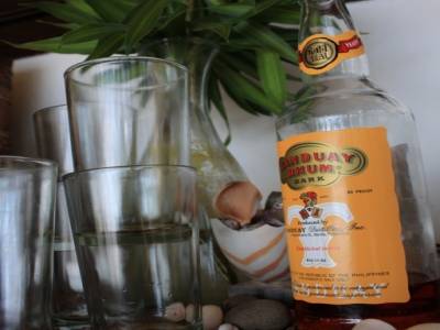 On boit un peu de rhum local aussi