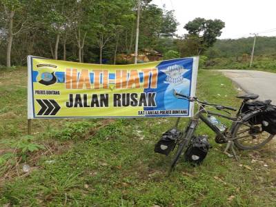 jalan rusak = route cassee