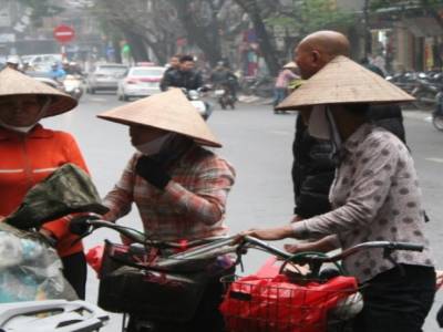 tradition asiatique : chapeau pointu + motorbike