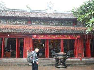 Yohann devant le temple, sur une île au milieu du lac