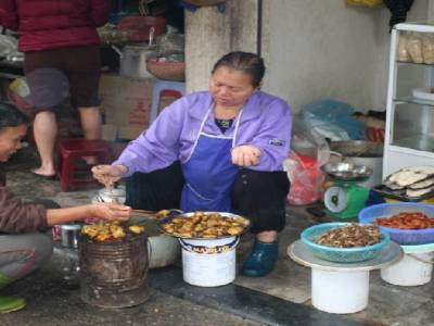 femmes cuisinant dans la rue