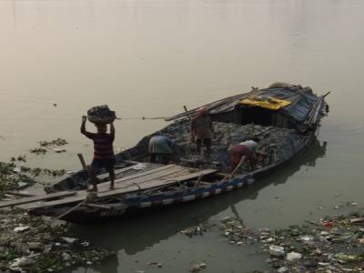l'argile, pour recouvrir le paillage des statues, arrive par bateau