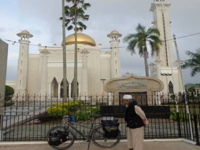 Abraham , mon velo et la grande mosque Omar Ali Saifuddein