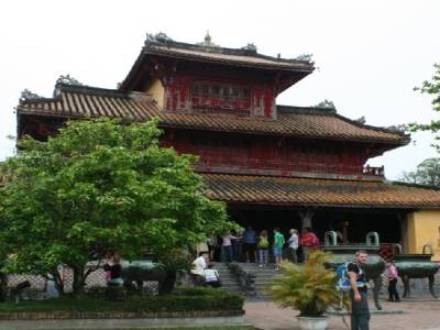 citadelle : Yohann devant un pavillon