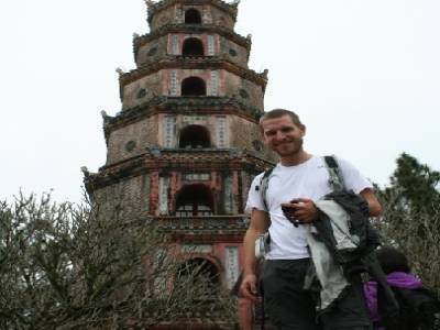 Yohann devant la pagode