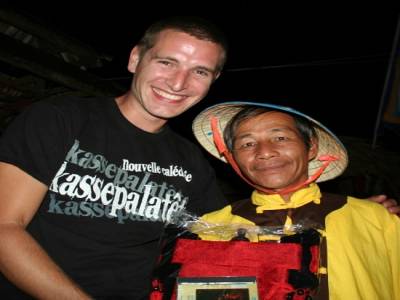 Yohann et le monsieur qui lui remet notre cadeau
