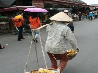 vendeuse de fruits devant le marché