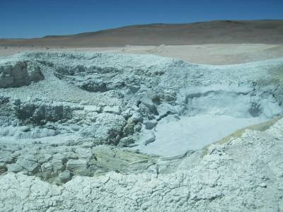 L eau bouillante du volcan en activite