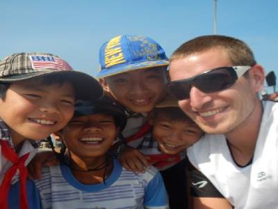 Yohann avec les gosses de rue