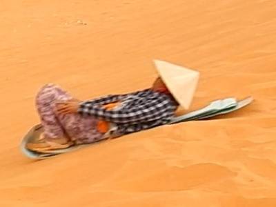 mélange pardoxal : dune + luge + chapeau pointu
