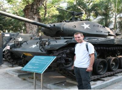 Yohann devant un tank