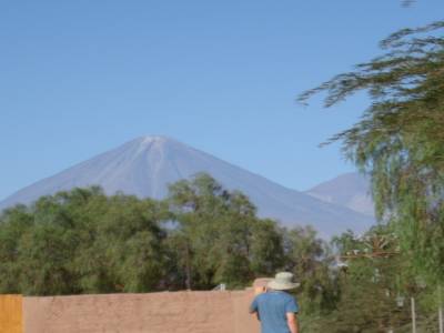 dubitatif devant le volcan licancabur
