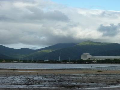 Cairns sous les nuages