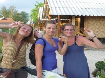 Zoé (Québécoise), Claire (Française) et Sophie