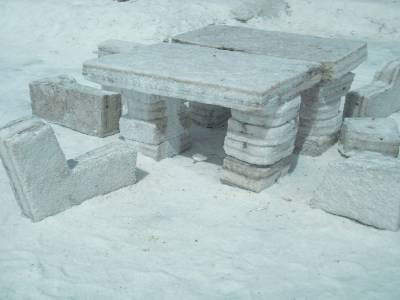 Table et chaises entierement faites en sel