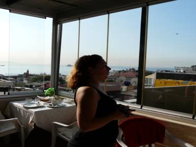 la véranda  du petit déjeuner sur le toit de l'hôtel