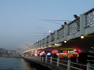 le pont et les pêcheurs entre Europe et Asie