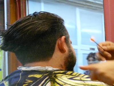 Yoann chez le coiffeur (kebab des oreilles