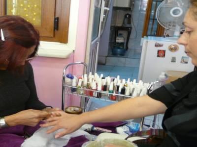 Ginger chez la manucure