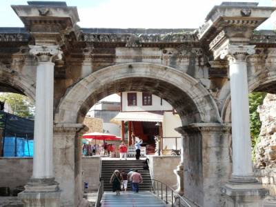 Porte adrianus a l'entrée de la veille ville d'Antalya