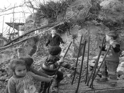 Théo et les enfants de Lin sur les décombres d'une maison
