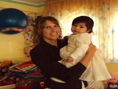 Orphelinat - Eve est aux anges avec Carmen